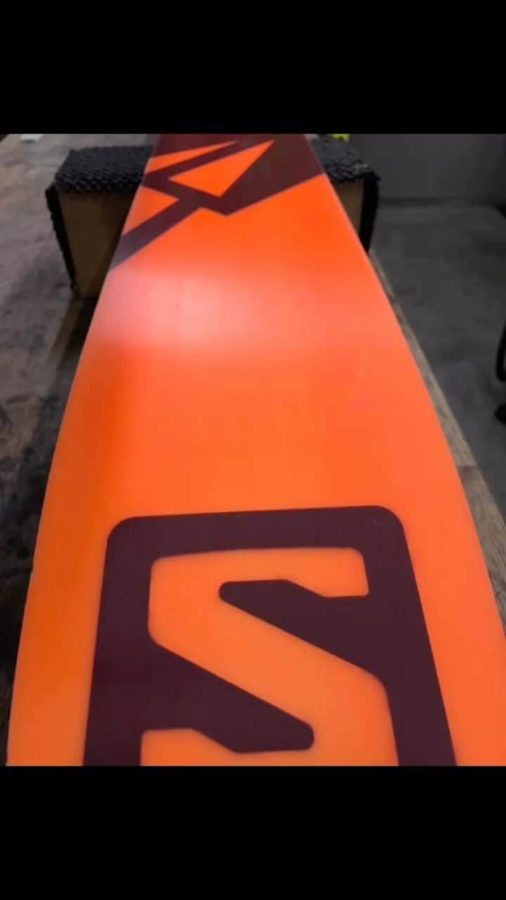 佐々木明のインスタグラム：「No edge skis style. #edgeless  スキーからエッジを全て取り除いた エッジレススキーで滑り続けていた4年間でした。 レースの世界に戻って1番最初の違和感はエッジが雪に噛む感覚でとても戸惑いました。  No edge skiのインスピレーションはやっぱりサーフィンからの影響でそこには人やブランド、カルチャーから強い影響を受けています。 特に @tjbrand_original のシェイパーズブランクスシリーズからの影響は強いですね。 @yosuke_nishida さんの作るカルチャーの影響でもあります。  この本編フル動画はYouTube内に THE NORTH FACE Akira Sasaki あたりでご覧いただけます。 僕の過去8年間の過ごし方をまとめた短編動画　a dream of winterland  #スキー　 #山登り #山 #山スタグラム #山が好き  #雪 #雪景色 #雪山  #自然  #自然が好き #自然に感謝 #旅行 #ヨーロッパ旅行 #旅行好き #旅 #旅スタグラム #旅好き」