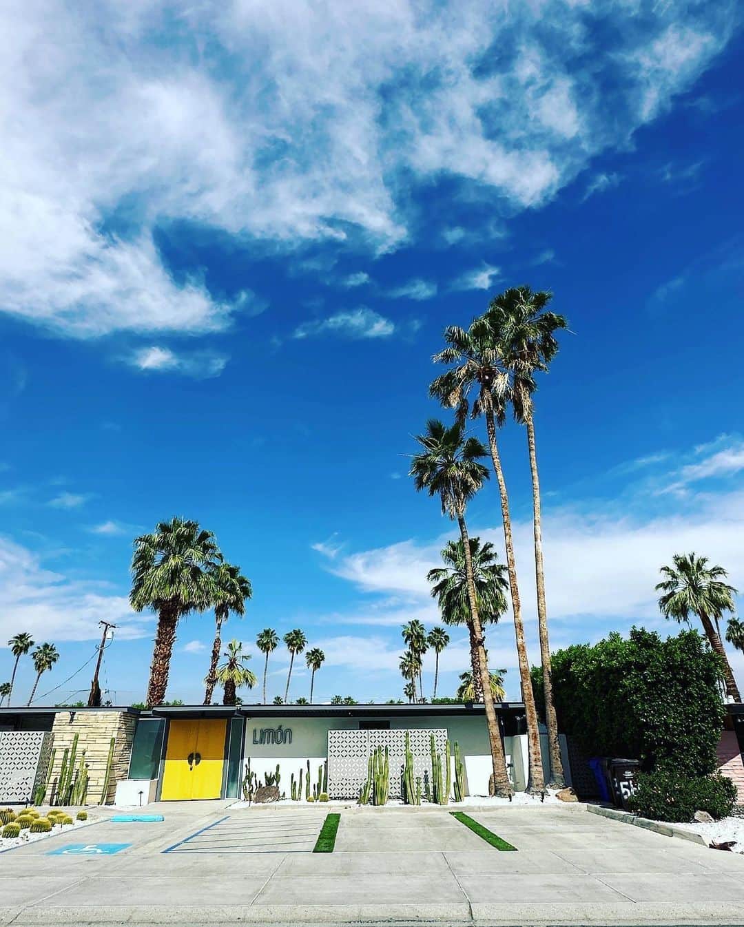 カリフォルニアスタイルさんのインスタグラム写真 - (カリフォルニアスタイルInstagram)「Palm Springs はリノベーションホテルの宝庫。いろいろ泊まってみたくなる。 #californiastyle #california #lightningjapan #lightningmagazine #カリフォルニア工務店 #カリフォルニア #palmsprings #midcenturymodern #midcentury #boutiquehotel #desertlife #desertmorning」5月16日 23時46分 - cal__style