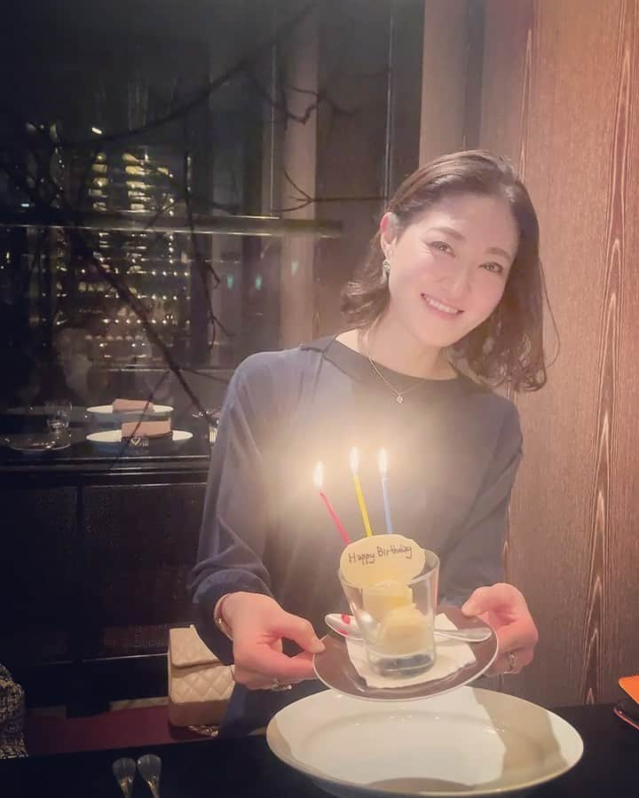 枝並千花のインスタグラム：「お誕生月だった4月中、2人には3回くらいお祝いしてもらっちゃいました😉  この日は4月ももう最後で、お誕生月のバースデーモードからも抜けていたから、本当にサプライズでびっくり🎂  ゆりちゃん、れいこちゃん、ありがとう✨  #サプライズ #ランチ #birthday #オークドア」