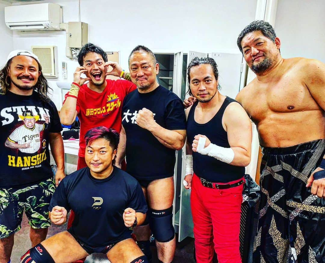 福田洋のインスタグラム：「#PPPTOKYO 三富総帥デビュー10周年おめでとうございます🎊  プロレスラーのみなさんに混ぜてもらいましたー❣️😍  #プロレス #プロレスラー #prowrestling #prowrestler  #basara_pw」