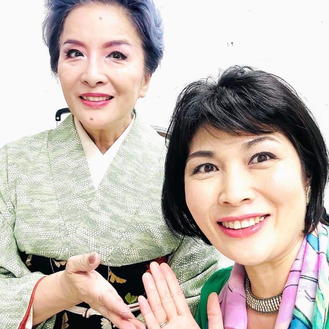 岡本安代のインスタグラム：「【スペシャルな舞台に感謝】 舞台CHICACO 2023大阪公演割烹ちか子Specialコース。  TATAMIチームから新たに始動したSpecialチームで戸惑いを隠しきれない私に、池上季実子さんが舞台袖で声をかけて下さいました。  『大丈夫。大丈夫。自信を持って。大丈夫だから。』　  その時握りしめて下さった手の温もりを忘れられません。どんなに勇気を頂いたことでしょう。 季実子さんの言葉にたくさんの力を頂きました。 優しくて温かくて、そしてとても気さくで。 細やかな気遣いに、学ぶことばかりでした。 本当にありがとうございました。 心よりお礼申し上げます。  Specialチームの愛子ちゃんの魂の声に、大粒の涙に、華子の心は大きく揺れました。 相手のためにセリフを言うことの意味を教えてくれました。レミちゃん、ありがとう。  タタミチームの頃からずーっと早坂さんには力をもらってきました。 芝居経験のない私に、どんな時も『華子様！円城寺さん！』と私が円城寺華子さんでい続けるられるように、声をかけ続けてくれました。ありがたき幸せ。 稽古場の帰り道。たくさん話した夜。そして、大千穐楽を終えて電話したこと、最高の思い出です！  『なぜを分解していくと意外にシンプルな理由だったりします！気持ちが楽になりますよ〜』舞台袖でセリフを言い終えて涙する私に『お疲れ様でした🎵メイクが崩れちゃいますよ🎵』と囁いてくれた森本さんの温かさに、もっと目頭が熱くなったのは、ここだけの話。その場の空気を全て飲み込んでしまうその佇まい。ヤスヨはユリコのトリコです。感謝。  ダンスもカッコいいし、顔もスタイルも良くて、声も良くて、ノリもイイ。なんでも出来るスーパーウーマン。振り付けセンスも凄すぎるし。思えば私より20歳も若いのに、しっかりしてて頼りになる存在で。目が合うたびに、ニヤリと笑い合う瞬間がたまらなく好きでした。 『努力するってカッコいいですよ。毎日少しずつ変化してて素晴らしいです🎵』タタミ時代から年増の新人を鼓舞してくれて、ありがたいこと限りなし！  いつでもどこでも誰とでも、明るく元気で朗らかで、人の心と現場の空気をパッと明るくする笑顔と言葉に、出会った瞬間に心を鷲掴みにされました。 自分もこうありたい、と強く思いました。 せりさんの気さくなお人柄と人懐っこい笑顔に、元気をもらった1人です。ありがとうございました。  まさか同じ鹿児島出身の人と、舞台でご一緒できるなんて思ってもみませんでした。 どんなにか心強かったことでしょう。 故郷の繋がりにより、郷土の力を注入出来た気がします。優希さーん！地元でもぜひご一緒出来ますように！ご縁に感謝！  円城寺華子さんとの出会いにより、いろんな感情を教えてもらいました。自分の未熟さも教えてもらったと同時に、自分では気付かないかった自分の核の部分に触れることが出来た気がしています。  再び円城寺華子さんに会いたい、彼女を生きたいと強く思います。また会えるその日まで、私も精進を重ねて参りたいと思います。  チームの皆さん、スタッフの皆さんには、たくさんの学びや気付きを頂きました。ありがとうございました。見届けて下さったお客様に育てて頂きました。 厚くお礼申し上げます。  円城寺華子/岡本安代  #走り続ける岡本家  #５人の子育てママウンサー  #岡本安代 #舞台CHICACO #アナウンサーから女優へ」