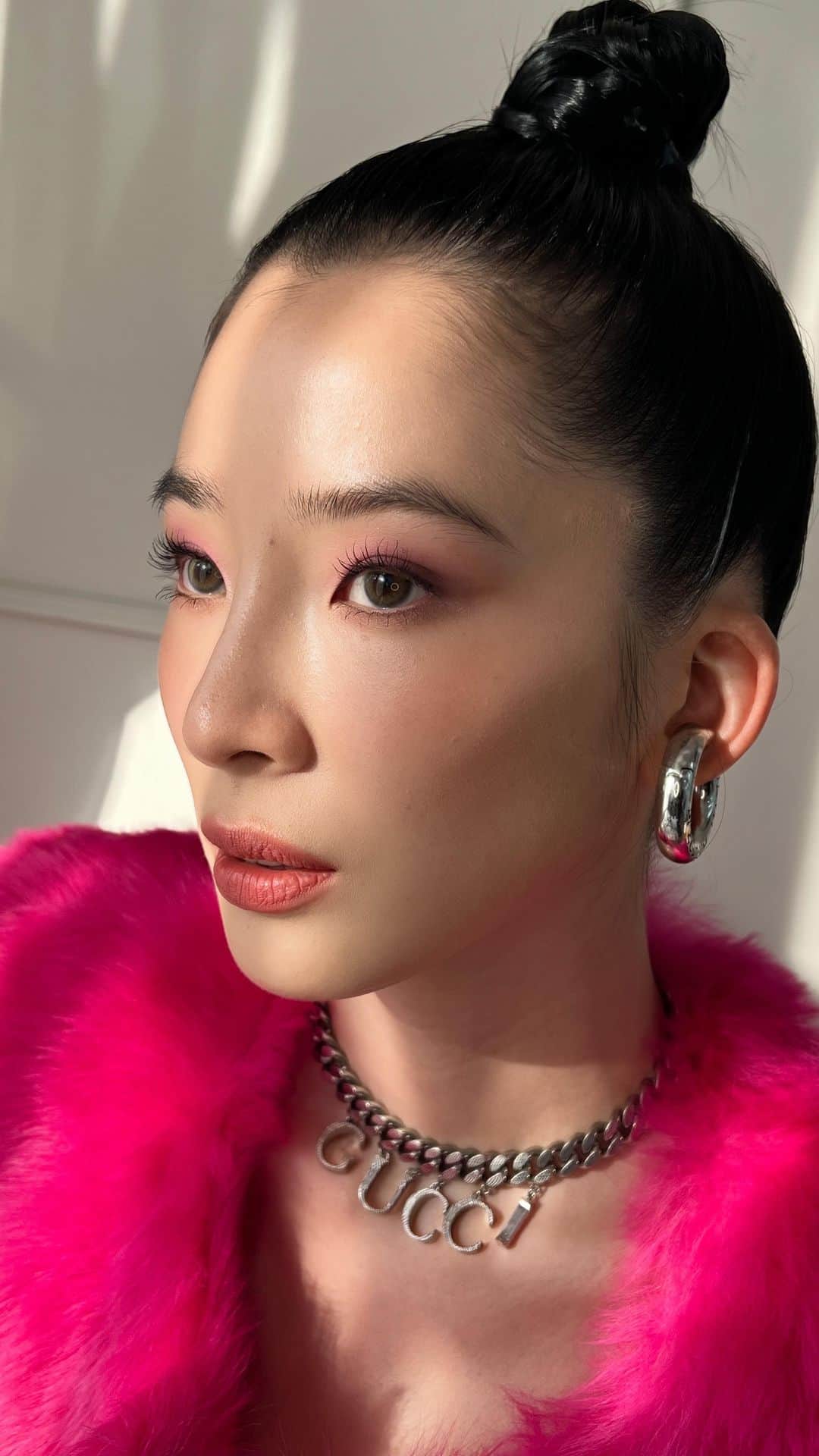 アイリーン・キムのインスタグラム：「Soft pink and purple tones like the sunset tonight for the @gucci cruise show in Seoul 💖  Favorite products I used: 1. ÉTERNITÉ DE BEAUTÉ  2. PALETTE DE BEAUTÉ QUATUOR   #ad #GUCCIBEAUTY #GucciCruise24 @GUCCIBEAUTY」