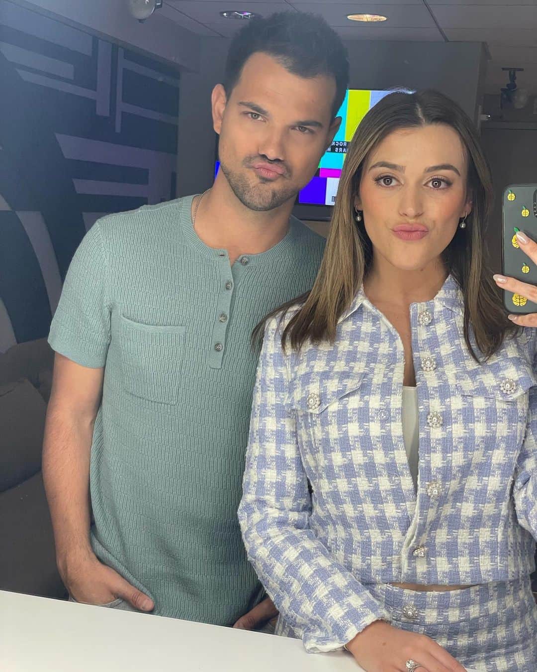 テイラー・ロートナーのインスタグラム：「🦆😊 @thetodayshow @thesqueeze」