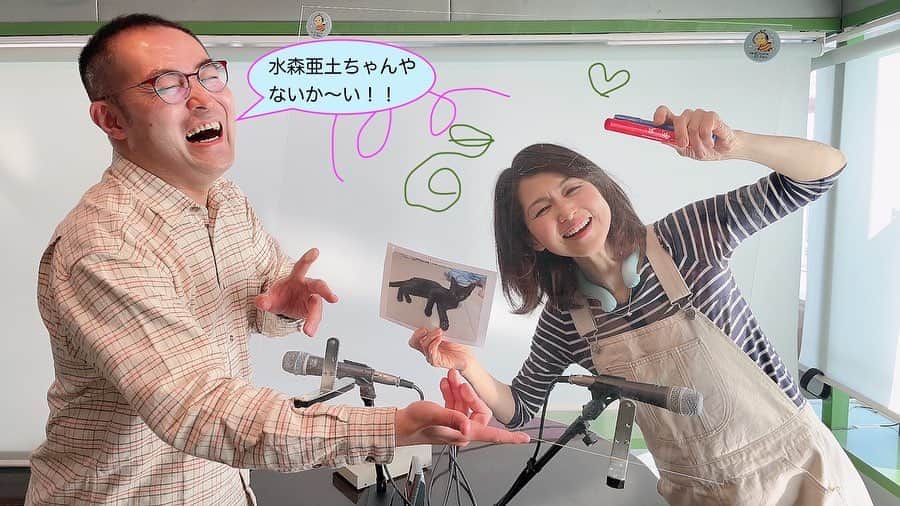 辛島美登里のインスタグラム：「本日のアフパラも楽しい✉️いっぱい有難うございました！久々再会し同窓会で「なんで君はあんなこと言ったの？」「なんで僕はこんな風にごまかしちゃったの？」恋のかけひき意味深でした😉 私はサロペットスカート姿でお絵描きしてるとどうも水森のほうのadoちゃんに被ったようでした😅🖍️ 来週のアフパラテーマは「のんびりさん🐢とせっかちさん🐰」 のんびり好きな人🍵、せっかちに動いて逆に手間取ったこととか😉私は「一見のんびり風だけどせっかち（おっちょこちょい）だよね」とよく言われます😅3時台に渡辺真知子お姉さま、登場されます〜‼️ facebook.com/afpara.cfm」