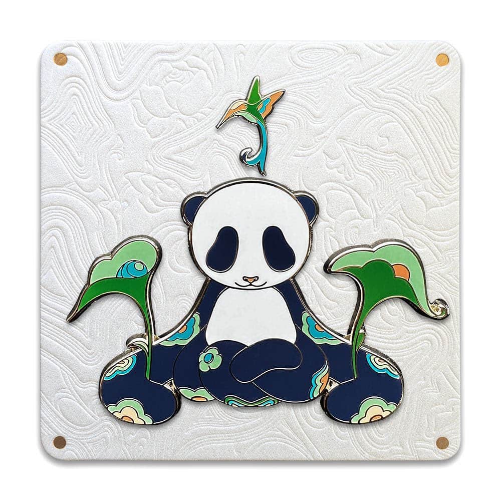 ジェームス・ジーンのインスタグラム：「Pandamasana is a two-pin set featuring a panda meditating in the lotus position while a hummingbird hovers above. I created this pin set to celebrate the opening of my solo museum exhibition, Eternal Spiral II, at @a4artmuseum_official in Chengdu, a city famous for its research and conservation efforts for the endangered Giant Panda. Pandamasana will be available tomorrow, Wednesday May 17, 2023 at 8 AM PT in a limited quantity of 500 pin sets. #chengdu #panda #jamesjean #eternalspiral」