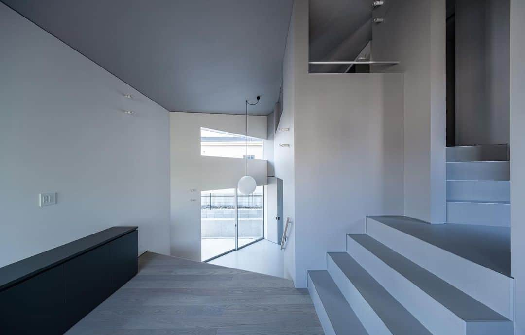 4E.okuwada architects officeのインスタグラム：「[ house in Sakasegawa ] ｜use：house｜loc：hyogo ｜Architect: Takeshi Okuwada, Noriko Matsuda ｜Photo : Keishiro Yamada」