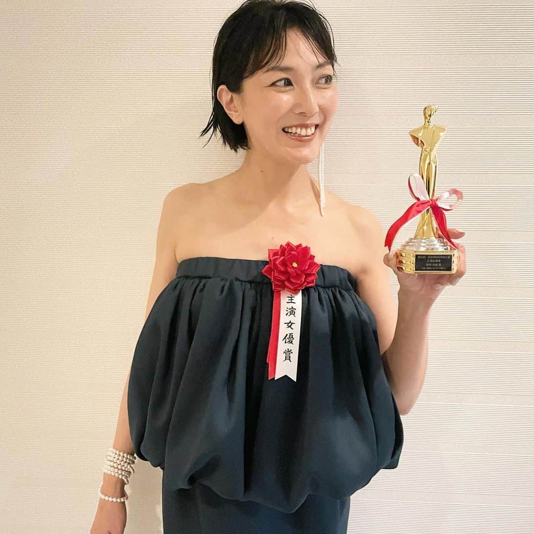 のインスタグラム：「日本映画批評家大賞 主演女優賞、表彰式でした。 最高なご褒美。 これからも映画を愛します。 ありがとうございました。」
