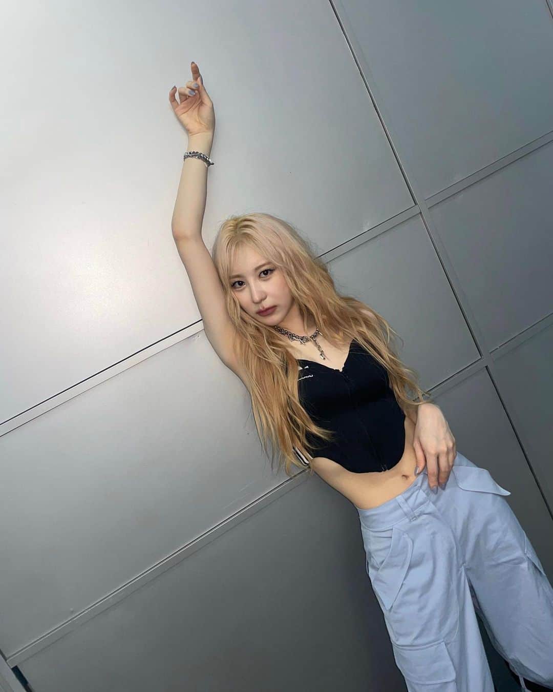 イ・チェヨンのインスタグラム：「🐻‍❄️🤜🏻🚪 KNOCK로 1위 후보 두 번이나 올라갔다는 게  얼마나 기쁜 일인 지 몰라요.. 그리고 오늘은 처음 엔딩무대를 해봐서  너무 신기했답니다. 점점 커지는 응원소리는 절 미치게 하고  제 무대를 매번 새롭게 봐주시면  뿌듯하고 짜릿합니다...! 라됴에서.. 엔딩으로  급하게 부랴부랴 말했는데..ㅋㅋㅋㅋㅋㅋㅋㅋㅋㅋ 이 각박한 세계에서 퍼포먼스로 한 획을 긋는  솔로가수가 될 수 있도록 노력을 멈추지 않고  도전을 두려워하지 않겠습니다.  채리쉬 사랑해요🤍 전 이제 채리쉬 없으면 못살아요~♡」