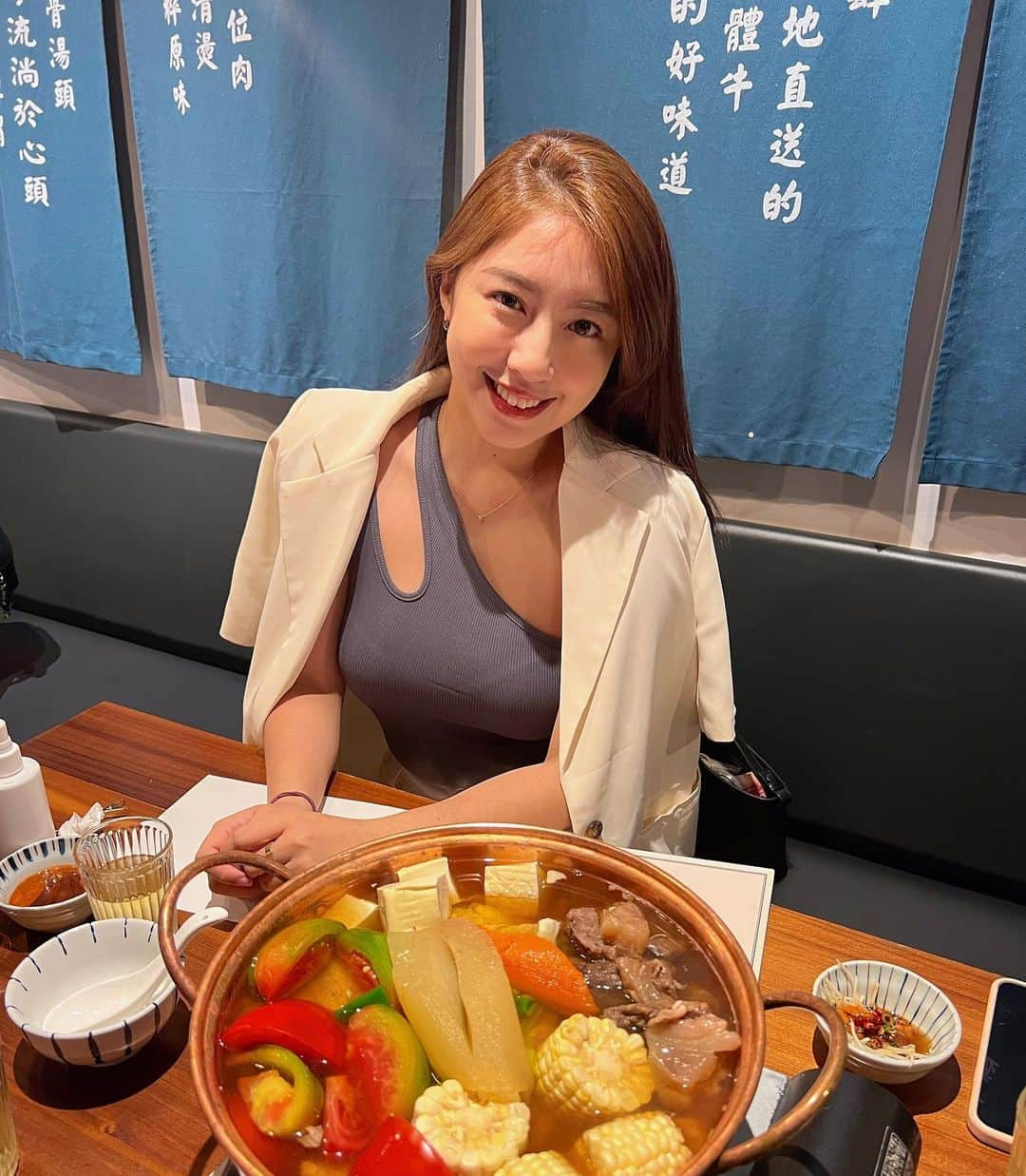 辜莞允（Nono Ku）のインスタグラム：「會不會是台北最好吃的溫體牛？ 托友人的福訂到位子～快樂的一餐(⁎⁍̴̛ᴗ⁍̴̛⁎) 朋友說希望台北也養牛 這樣就跟台南一樣有好多牛肉湯可以吃了🤣  #請勿把算盤打在擎天岡的牛身上 #雜炊是不同於海鮮鍋的味道我喜歡 #吃鍋愛好者💕」