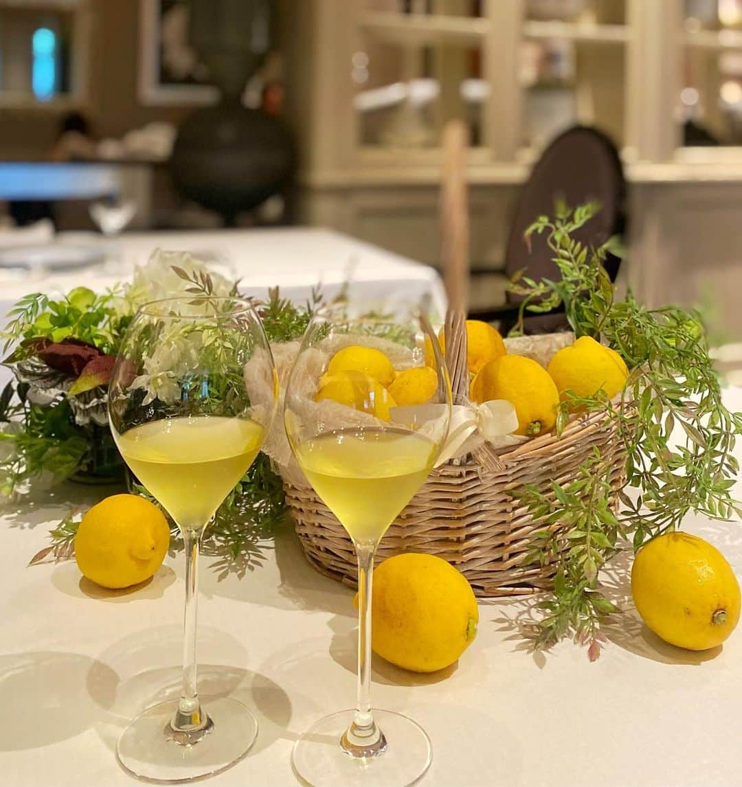 InterContinental Tokyo Bayさんのインスタグラム写真 - (InterContinental Tokyo BayInstagram)「. 爽やかなレモンの香りが広がるスッキリとした飲みごたえのレモンリキュール「リモンチェッロ」。 イタリアンダイニング ジリオンでは、瀬戸内レモンを100％使用したリモンチェッロをご用意いたしました。 ストレートはもちろんソーダ割りなどお好みであわせて提供いたします。 初夏にぴったりなリモンチェッロをぜひジリオンでお楽しみください。  #インターコンチネンタル東京ベイ  #ホテルインターコンチネンタル東京ベイ  #intercontinentaltokyobay #intercontinental #intercontinentallife  #イタリアンダイニングジリオン　#ZILLION　#女子会　 #大人ランチ #イタリアンレストラン　#イタリアン　 #ホテルランチ　#ホテルディナー #レモンチェッロ　#レモンリキュール #瀬戸内レモン  #イタリアン好き #イタリアン好きな人と繋がりたい  #イタリアン料理 #🍋  #🇮🇹」5月17日 0時00分 - intercontitokyobay