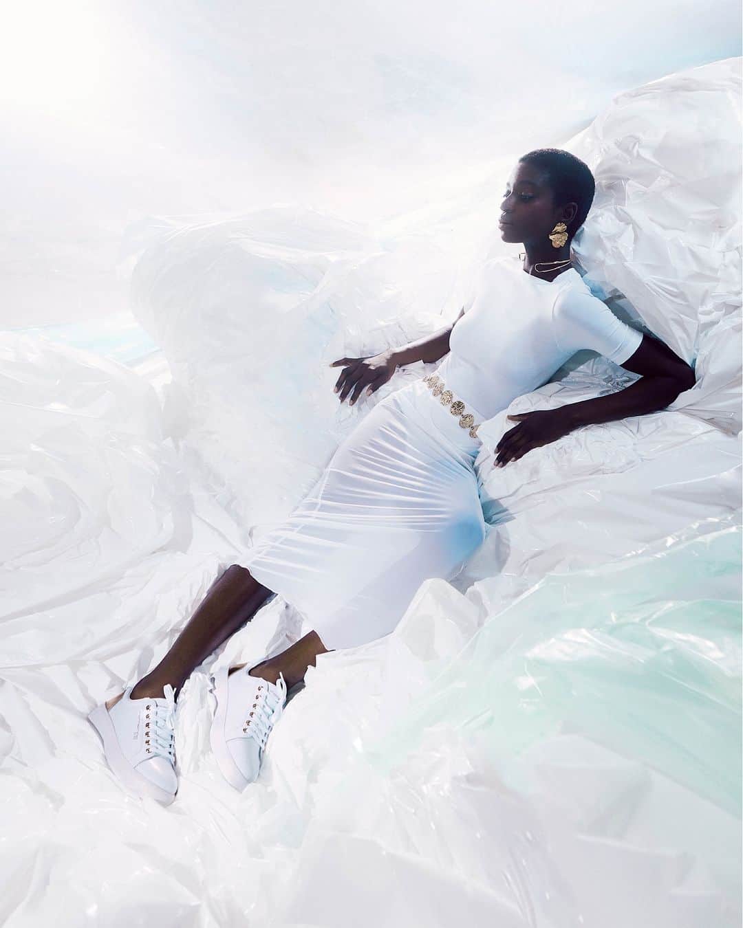 フォルナリーナさんのインスタグラム写真 - (フォルナリーナInstagram)「Total white (with a shiny touch of gold!). 🤍  Explore the SS 23 sneakers online and in store. #fornarina #wearyourcrown」5月17日 0時00分 - fornarina_official