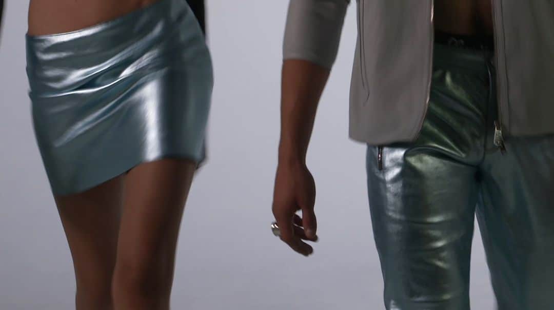 ジトロワのインスタグラム：「BRIGHT LEATHER | featuring our ‘Solo’ mini skirt in stretch leather available on Jitrois.com #Jitrois  Thanks @sofiasilvanas, @oscardelmas」