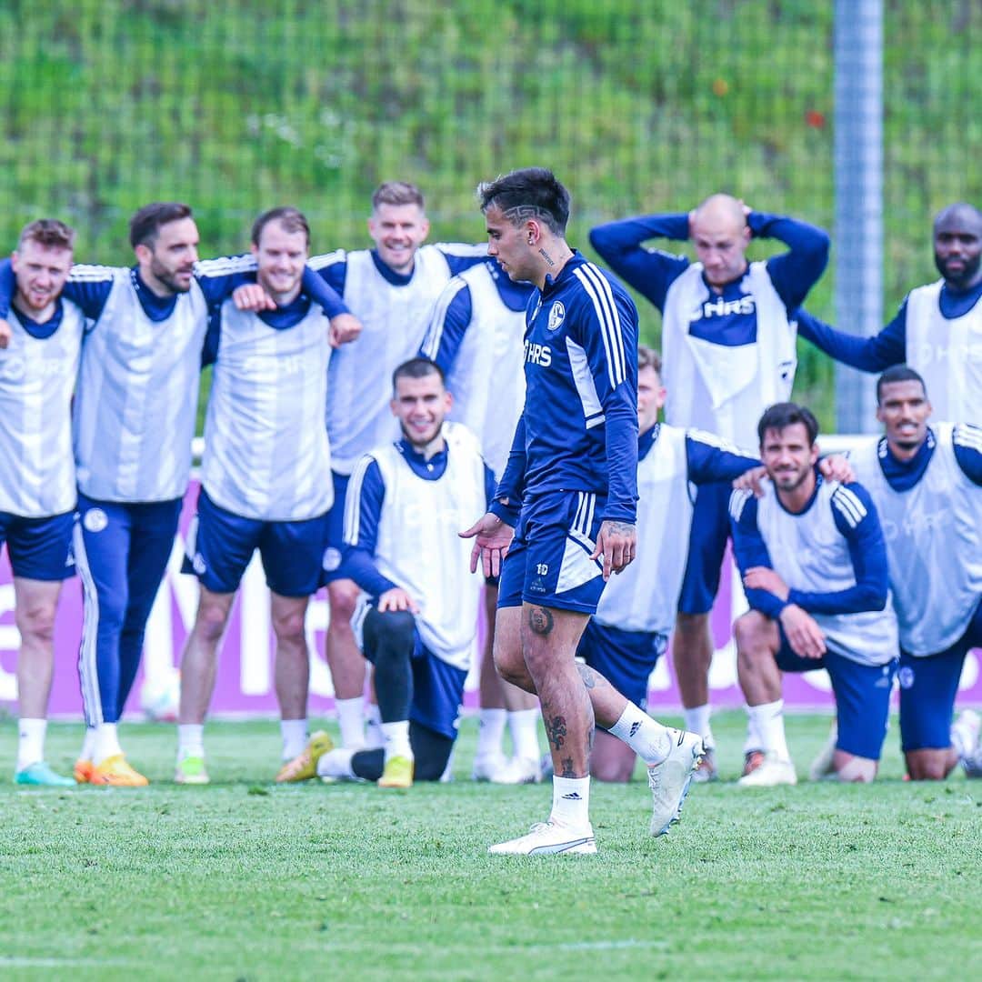 シャルケ04のインスタグラム：「Kopf hoch, Rodri! Samstag gehörst du auch zum Gewinner-Team! 👊🏽🙏🏽 . . #S04SGE #Schalke #S04 #WirBleiben #Football #Soccer #Fußball #Futbol #Knappen #🔵⚪️」