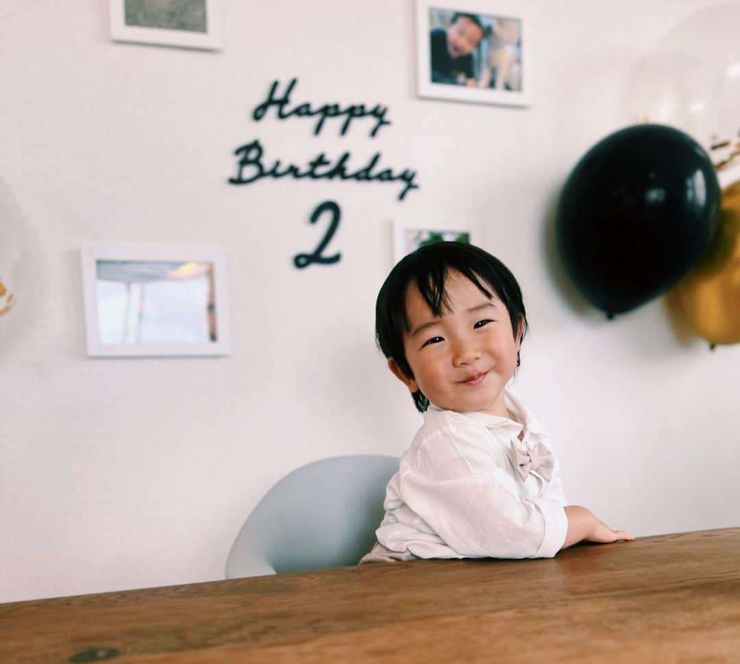 さえりさんのインスタグラム写真 - (さえりInstagram)「だいすきお子太郎の2歳の誕生日🎉あっっっっっっというまに2歳。最近の成長は目覚ましすぎて、新しい歌を歌ったり喋ったり、数を10まで数えたり、お箸を使うようになったりして、もはや驚きが日常になっている。  慎重派の息子は、ろうそくを前にしても「イヤ😗」と吹き消さず、それもまた息子らしくて可愛かった。なぜか何度も「ハッピーバースデーママ」と歌ってくれて、そうだよなあ、わたしも、ママ2年目かあと思うなど。  これからも元気に、すくすく育ってくれたらそれでよし。だいすき。」5月17日 0時04分 - n908sa