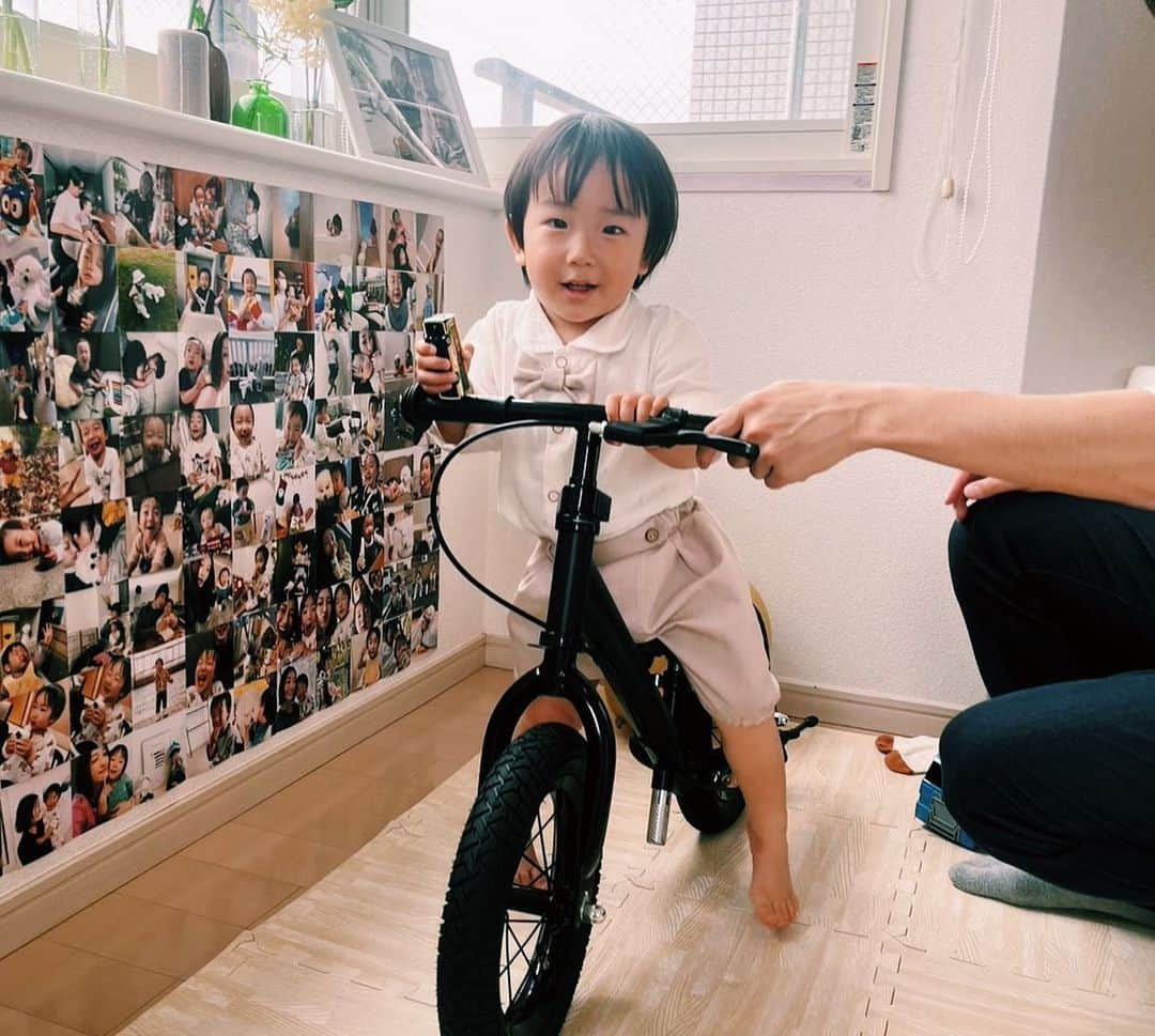 さえりさんのインスタグラム写真 - (さえりInstagram)「だいすきお子太郎の2歳の誕生日🎉あっっっっっっというまに2歳。最近の成長は目覚ましすぎて、新しい歌を歌ったり喋ったり、数を10まで数えたり、お箸を使うようになったりして、もはや驚きが日常になっている。  慎重派の息子は、ろうそくを前にしても「イヤ😗」と吹き消さず、それもまた息子らしくて可愛かった。なぜか何度も「ハッピーバースデーママ」と歌ってくれて、そうだよなあ、わたしも、ママ2年目かあと思うなど。  これからも元気に、すくすく育ってくれたらそれでよし。だいすき。」5月17日 0時04分 - n908sa