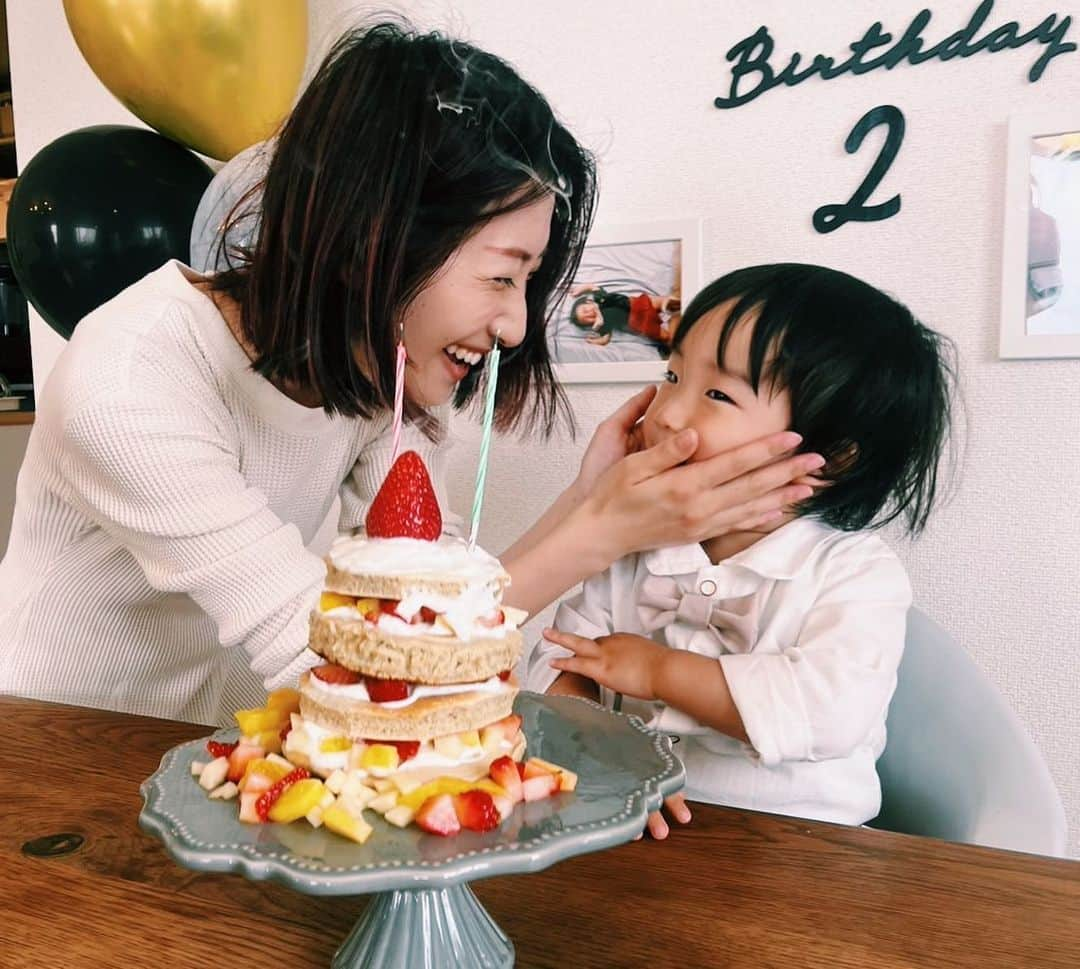 さえりさんのインスタグラム写真 - (さえりInstagram)「だいすきお子太郎の2歳の誕生日🎉あっっっっっっというまに2歳。最近の成長は目覚ましすぎて、新しい歌を歌ったり喋ったり、数を10まで数えたり、お箸を使うようになったりして、もはや驚きが日常になっている。  慎重派の息子は、ろうそくを前にしても「イヤ😗」と吹き消さず、それもまた息子らしくて可愛かった。なぜか何度も「ハッピーバースデーママ」と歌ってくれて、そうだよなあ、わたしも、ママ2年目かあと思うなど。  これからも元気に、すくすく育ってくれたらそれでよし。だいすき。」5月17日 0時04分 - n908sa