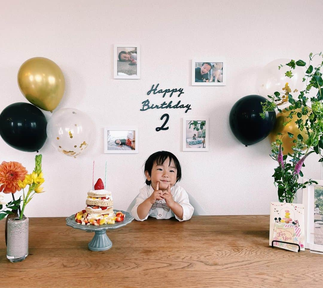 さえりのインスタグラム：「だいすきお子太郎の2歳の誕生日🎉あっっっっっっというまに2歳。最近の成長は目覚ましすぎて、新しい歌を歌ったり喋ったり、数を10まで数えたり、お箸を使うようになったりして、もはや驚きが日常になっている。  慎重派の息子は、ろうそくを前にしても「イヤ😗」と吹き消さず、それもまた息子らしくて可愛かった。なぜか何度も「ハッピーバースデーママ」と歌ってくれて、そうだよなあ、わたしも、ママ2年目かあと思うなど。  これからも元気に、すくすく育ってくれたらそれでよし。だいすき。」