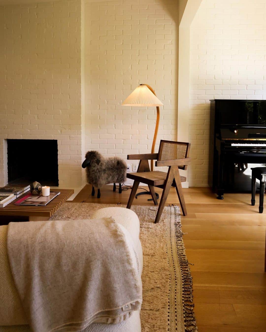 アシュレイ・ティスデイルのインスタグラム：「The @frenshe office is designed to bring a sense of inspiration and calm to our work. Running a company is not very zen but surrounding myself with pieces that ground me and the team, it helps to keep our feet on the ground! @frensheinteriors」