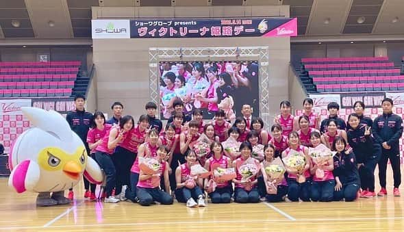 長野有紗さんのインスタグラム写真 - (長野有紗Instagram)「. ショーワグローブpresents🧤 ヴィクトリーナ姫路デー🏐🩷  会場に足を運んで下さりありがとうございました！ 皆さんに楽しんでもらいたいのに、 私たちが1番楽しんでた説😂 スプラトゥーン、茜里に緑のインク付けられすぎて 足の後ろ側めちゃくちゃ緑になってた笑 ほんっとに楽しかった🤩❤️ 今もあまり実感がないので来シーズンもこのメンバーで！ なんて思っちゃってますが･･･ 最後笑顔で終われて良かったです✨ 本当に姫路に来れて良かった。 このメンバーで出来て良かった。 皆さんに会えて良かった。 沢山のありがとう！ これにてヴィクトリーナ姫路での選手生活終了🪽 #ヴィクトリーナ姫路 #Vリーグはバレーだよ」5月17日 0時08分 - aarin_03k