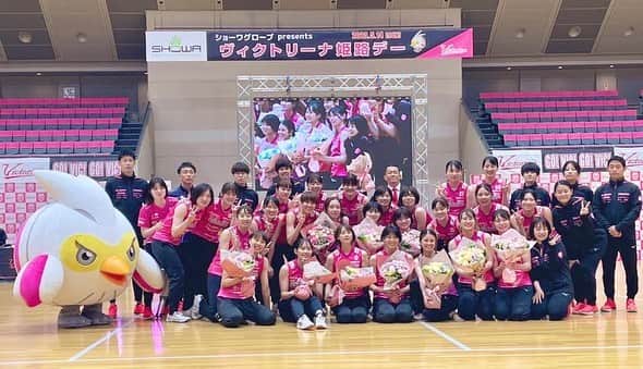 長野有紗のインスタグラム：「. ショーワグローブpresents🧤 ヴィクトリーナ姫路デー🏐🩷  会場に足を運んで下さりありがとうございました！ 皆さんに楽しんでもらいたいのに、 私たちが1番楽しんでた説😂 スプラトゥーン、茜里に緑のインク付けられすぎて 足の後ろ側めちゃくちゃ緑になってた笑 ほんっとに楽しかった🤩❤️ 今もあまり実感がないので来シーズンもこのメンバーで！ なんて思っちゃってますが･･･ 最後笑顔で終われて良かったです✨ 本当に姫路に来れて良かった。 このメンバーで出来て良かった。 皆さんに会えて良かった。 沢山のありがとう！ これにてヴィクトリーナ姫路での選手生活終了🪽 #ヴィクトリーナ姫路 #Vリーグはバレーだよ」