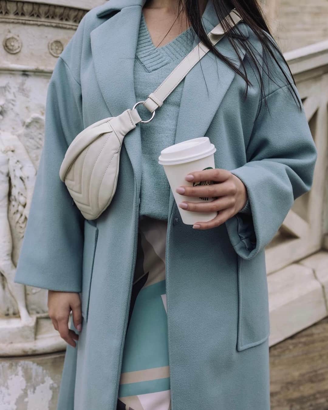 KENDALL + KYLIEのインスタグラム：「The @kendallandkylie pouch is perfect for tagging along that coffee run we all need ☕ @woowoo.woman  #KendallandKylie」