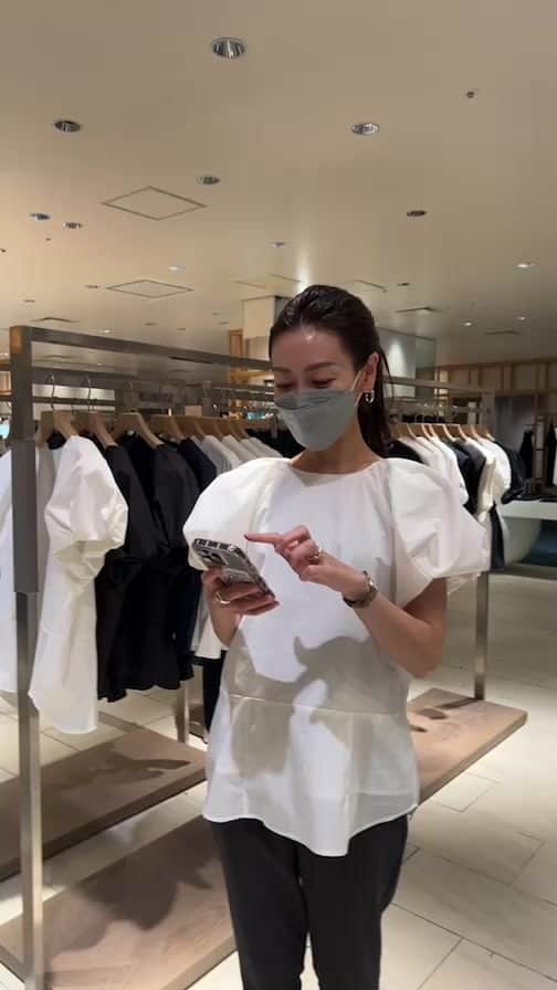 金子麻貴のインスタグラム：「ご覧頂いた皆さまご質問沢山ありがとうございました💓☺️  1週間店頭に立ちますので是非お近くのお越しの方はお気軽にお立ち寄りください✨  おでかけにぴったりなワンピースやブラウス、シンプルで使いやすいカットソー類も豊富です👍  伊勢丹新宿2階　5/23まで開催  #伊勢丹新宿POPUP #regleam #lohmejewelry」