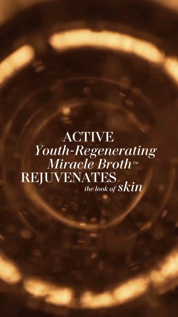 ドゥラメールのインスタグラム：「Fermentation is key to creating our cell-renewing Miracle Broth™.   Over the course of 3 to 4 months of fermentation, the raw preparation of Giant Sea kelp and other pure ingredients is exposed to sun-spectrum light and sonic energy from copper plates, super-charging it from within, ensuring it reaches its maximum energetic potential.   Learn more at LaMer.com  #lamer #lamerskincare #miraclebroth」