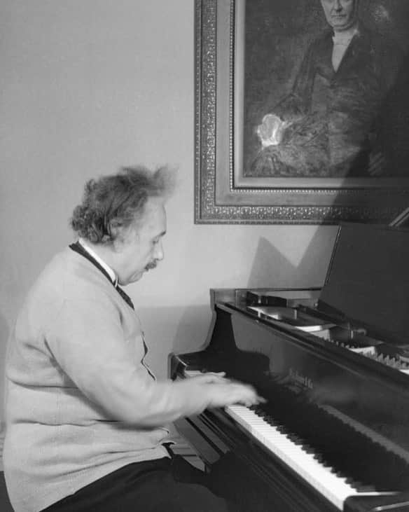 アルベルト・アインシュタインのインスタグラム：「Imagine getting a piano concert from Albert Einstein. 🎹」