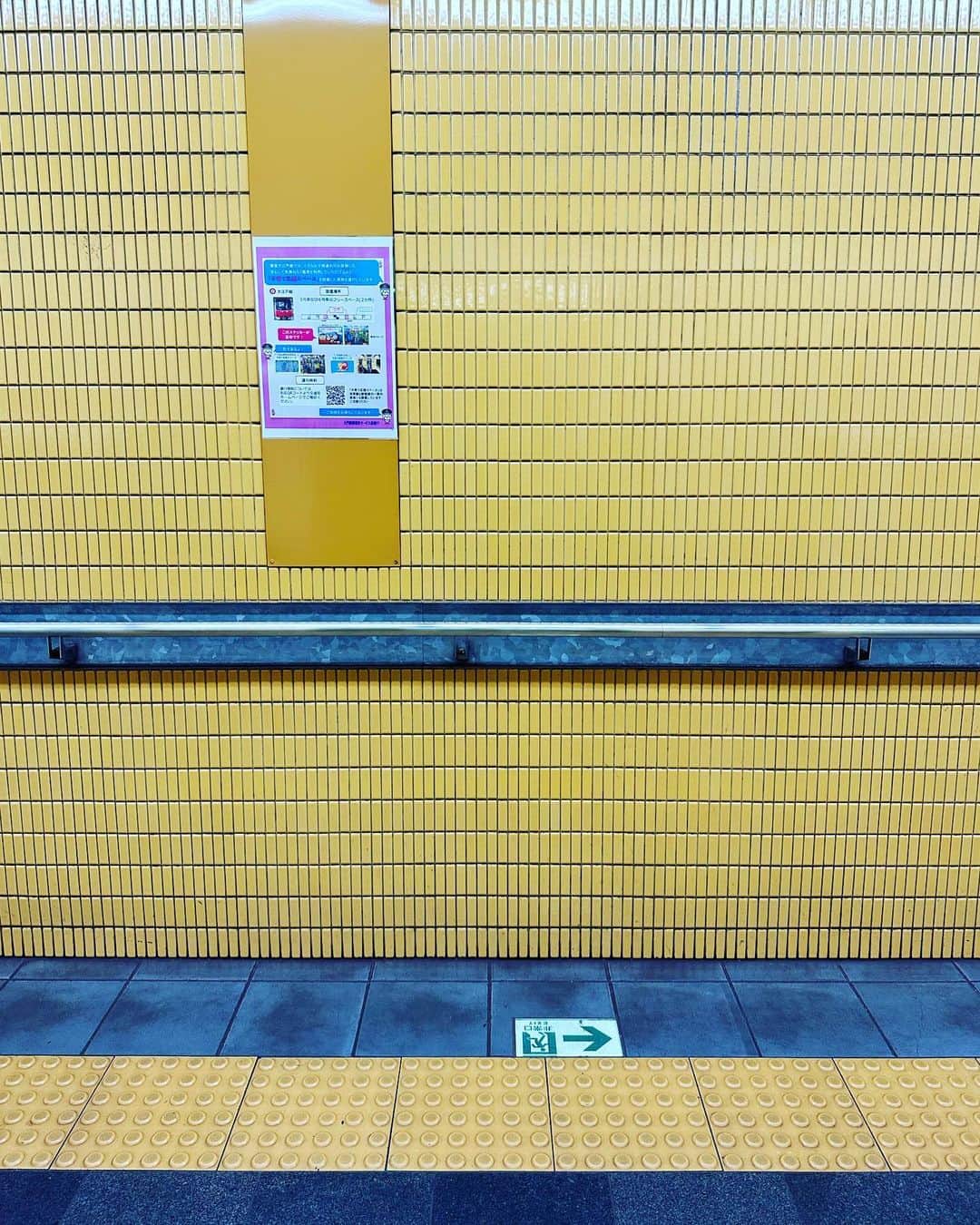 風間ゆみえさんのインスタグラム写真 - (風間ゆみえInstagram)「アンティークの時計を扱う知人の東麻布のお店に出かけた帰り、すぐ近くに駅があったので、六本木まで二駅ですよと聞いたので階段を降りると私と同じ色だった😂」5月17日 0時26分 - yumie_kazama