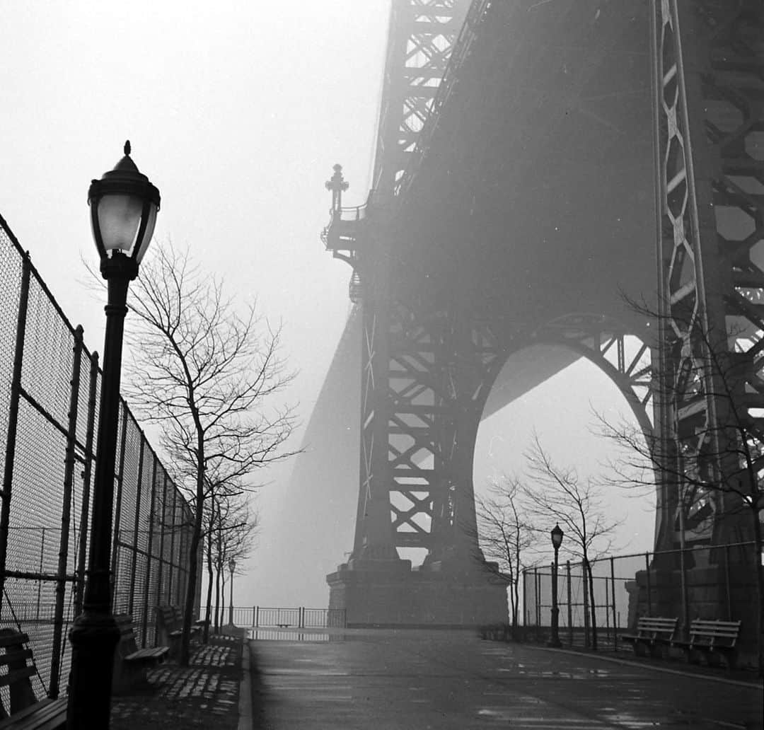 lifeのインスタグラム：「A foggy day in New York City, 1950.   Over the years, LIFE’s photographers have explored every corner of New York, the city the magazine has always called home. Click the link in bio to see more Classic LIFE Photos of the Big Apple! 🏙️  (📷 Walter Sanders/LIFE Picture Collection)  #LIFEMagazine #LIFEArchive #WalterSanders #1950s #NewYork #NewYorkCity #BigApple #Photography」