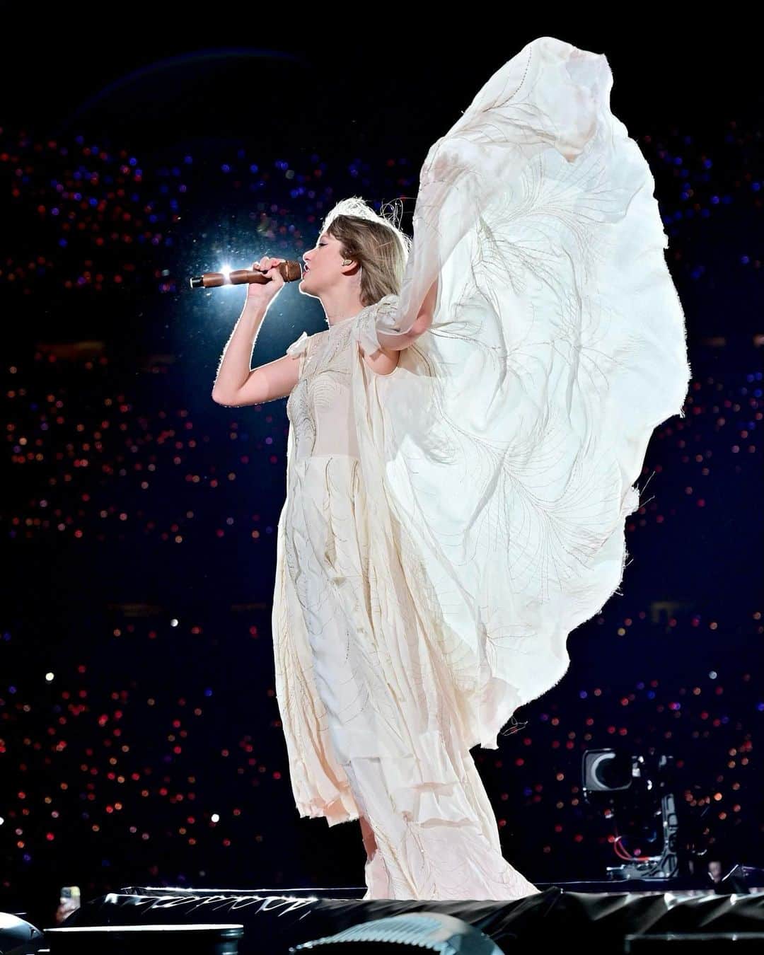 テイラー・スウィフトのインスタグラム：「Philly was a dream, honestly. Playing three nights in the stadium I used to see on tv when my dad watched Eagles games every Sunday. The most magical 3 hometown shows a girl could hope for. Plus I got to emotionally hobble my way through singing The Best Day for my mom on Mother’s Day 😭😭🥰🥰🥰 I love you all so much and am counting down the hours til Foxborough!!  📷: @lisalakephotodesign / @gettyimages」