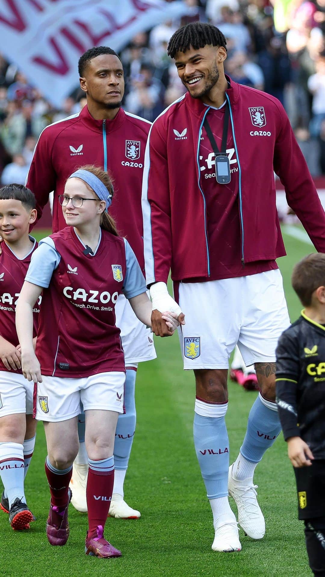 タイローン・ミングスのインスタグラム：「There’s someone we want you to meet. ⭐  Lucy wrote to us about her passion for football, her disabilities and one of her favourite players: @TyroneMings.  Her dream was to one day walk out at Villa Park and meet the squad.  On Saturday, that dream came true. 💜」