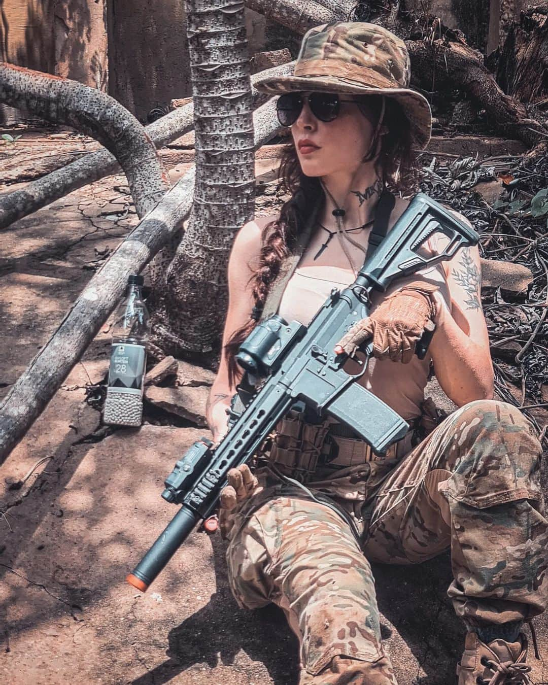 Anna Vargasのインスタグラム：「Uma de airsoft pra vocês não acharem que desertei do esporte. 🙃 Tô precisando focar no profissional e confesso que o joguinho querido tem ficado em segundo plano. Mas tô dentro ainda, viu?! . Obs 1. Óculos de sol da @urban.police (não é de proteção contra impacto. Não usem pra jogar!) . Obs 2. Depois de mais de 5 anos de uso intensivo, minha Modify, amor da minha vida, QUEBROU. 😭😭😭😭 Até eu comprar as peças e consertá-la (contando que vai ficar igual) vou usar a Kriss Vector. 😪 É ótima, ok. Mas não é a Modify. . . 📸 Tirada após um game pelo amigo @etaesquadrao 🤜🤛 . . #milsim #airsoft #airsoftgirl #modify #military #camo #tacticalgear #airsoftbrasil」