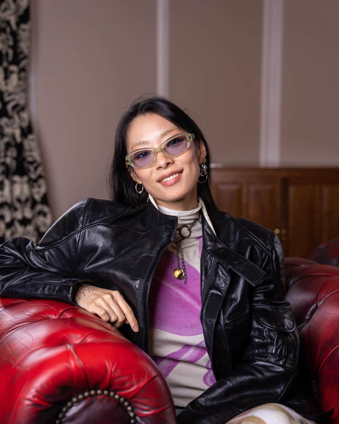 リナ・サワヤマのインスタグラム：「Such an honour to be asked to speak at the Cambridge University Union, where I graduated 11 years ago! I was so touched by the incredible questions and meeting so many of you. You are all so bright and wonderful. I was glad to see so many diverse faces (despite it being exam term)! Wandering the streets of Cambridge (so much has changed!) and thinking back on how formative those 3 years were for me was really emotional as I didnt always have the best time there. A lot I would have done differently, a lot maybe due to the times, but still - it did make me realise that a big part of me was formed there. If I hadn’t gone, I dont think I would be writing this kind of music now. I met my chosen family there. I found my queerness there. I found the things I want to stand for there. Anyway, what a touching trip !!!! It’s been the best end to my almost 2 month long break from work. Ready to start rehearsing for the Reloaded tour and festival shows! I’m nervous and excited!! See you soon!!  📸: @nordincatic」