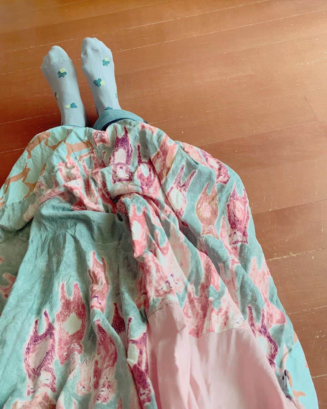 小桜エツ子のインスタグラム：「いつもと同じような写真ですが今日の服。 またしてもリメイク服。 くすんだ水色が好きだなぁ。  #ミナペルホネン」