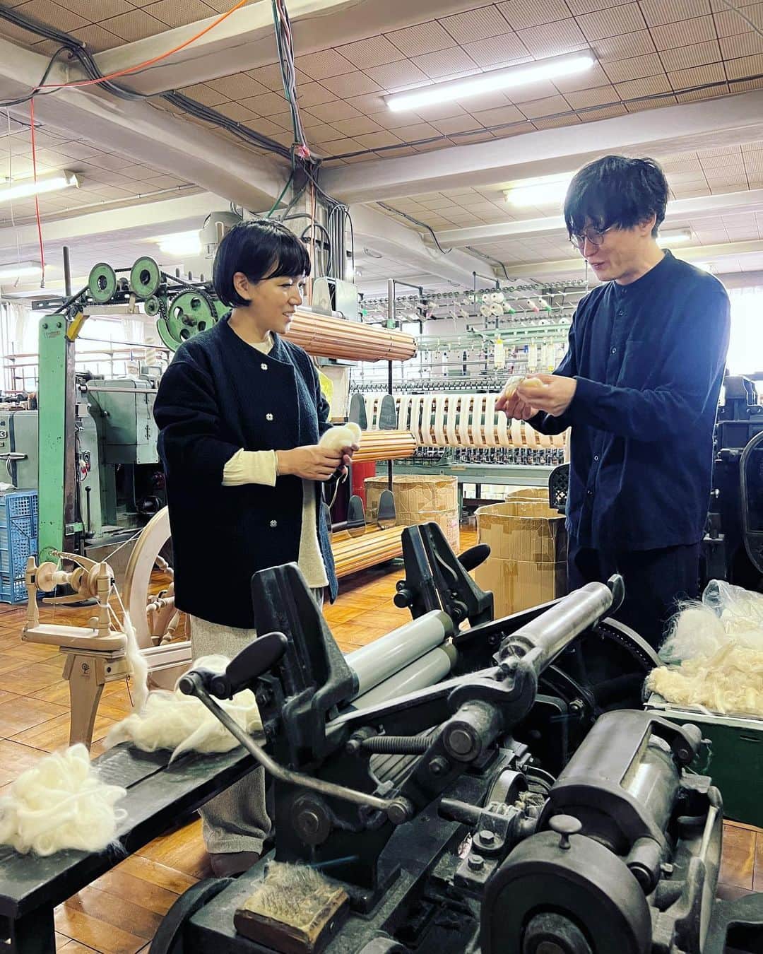 早坂香須子さんのインスタグラム写真 - (早坂香須子Instagram)「3年ぶりに、佐藤繊維で工場見学ツアーをして頂きました。  日本で紡績の工業化が進んでいた約90年前に、貧しい農村ゆえに羊を飼うところからはじめ、羊毛やお蚕さんから繊維を作るという非常に手間のかかる作業を人力でスタートした佐藤繊維。  現在でも古い機械をメンテナンスしながら大切に使い、勤続60年以上のベテランの女性たちがマシンに目を光らせ、手を入れ、美しく丈夫な上に、ふわっと蕩けるような独特の糸を作り出しています。  その姿は糸紡ぎ車を使って紡いでいた頃と信条は変わってないように見えました。  今回はMAYUHADA  INNER をスタートしてから初めての見学ということもあり、『3Dホールガーメント』のプログラミングがどれだけ至難の業であるか！！を知りました。  国内の技術者が少ないとこもあり、既製のソフトを購入するのが一般的であるのに対し、佐藤繊維では高い技術を持ったプログラマーがいるからこそ、細かいこだわり（無理難題）を叶えられるんです。  白幡啓さんとの対談でも、ブラの胸から肩紐にかけて徐々に細くなる美しい編みやフィット感に驚かれましたが、洗いやプレスにかけた後の縮みも全て計算してプログラムを設計できる 《人の力あってこそ》、なんですね。  MAYUHADA はシルクインナーだけでなく、カシミアも全てホールガーメント。私の着ているカシミアニットも、編み上がりは倍ほど大きく、洗いやプレスで今の形になるんですよ。なんて贅沢なんだろう。  インナーもカシミアも、形崩れし難いのには、糸作りから編みの技術、洗いやプレスに至るまで、全てのプロセスに理由があるんですよね。  編み上がったニットは、プレス、検品、タグ付けも、人の目と手で厳しくチェックされ、初めてお客様へ発送されます。  技術力はもちろんですが、誰もが知る海外のビッグメゾンから1人の顧客まで、細やかな配慮があるからこそ信頼される背景を知り、改めて、故郷佐藤繊維があることを誇りに思いました。  今回見学して感じたのは、女性や若い方が多く働いていること。古いものを守りつつ、新しい風吹いてると感じました✨  MAYUHADA INNER は春夏・秋冬どちらのシーズンも数量限定です。再入荷のお知らせやオーダー締め切りなどについて、詳しくはコチラをご覧ください。 ↓ @mayuhadainner  ※Factory to Closetだからこその現在のプライスですが、今後は原料や燃料の高騰により値上がりの可能性があります。値上がり前にはお知らせしますが、ご理解ご了承の程よろしくお願いします🙇‍♀️  #MAYUHADAINNER#MAYUHADA #シルクインナー#カシミアニット#佐藤繊維と早坂香須子 #マユハダインナー#山形県寒河江市」5月17日 11時38分 - kazukovalentine
