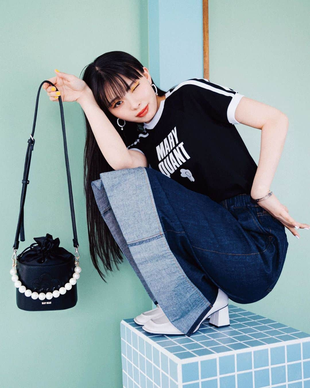 MARY QUANT officialさんのインスタグラム写真 - (MARY QUANT officialInstagram)「- SUMMER BAGS　 MARY QUANT feat. Kawaguchi Yurina - 夏のスタイリングを完成させるバッグ 夏を思わせる涼やかな素材や 普段づかいに重宝するベーシックなデザインまで MARY QUANTこだわりのバッグから お気に入りを見つけて - #パールデコレーションデイジー２ショルダー 5月下旬より順次展開予定 - #ロールアップデニムロングスカート #トランスペアレントバングル #ツートーンファルファーレピアス - #ラグランロゴデイジーミニTシャツ 5月中旬より順次展開予定 - シューズはスタイリスト私物 - MODEL:@kawaguchi_yurina_official - オンラインショップでは5/31まで 送料無料キャンペーン開催中！ ※全てのお買い物が対象 - #MARYQUANT #2023SUMMER #NEWITEMS #FASHION - #MARYQUANT #マリークヮント #バッグ #夏バッグ #パールバッグ #Tシャツ #デニムスカート #バングル #ピアス」5月17日 11時38分 - maryquant_official