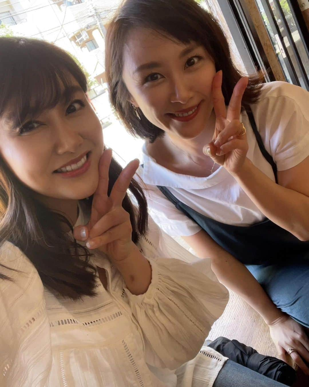 山口もえさんのインスタグラム写真 - (山口もえInstagram)「・  #安めぐみ ちゃんと#モーニング ☕️ 朝会えば午後からは家のことやら仕事やら 色々できるでしょって😌 色々語ってめぇちゃんは 今年後半の目標をたてて帰りました。笑 今日は天気良いから 布団干してシーツを洗うぞー 皆さまも良き一日を♡  3枚目の写真は 庭で育ててるダリアを飾ってみたよ🌼  #モーニングコーヒー #☕️ #朝活  #花のある暮らし #ダリア  #早起きは三文の徳  #でも  #もうすでに眠い  #笑」5月17日 10時11分 - moe_yamaguchi0611