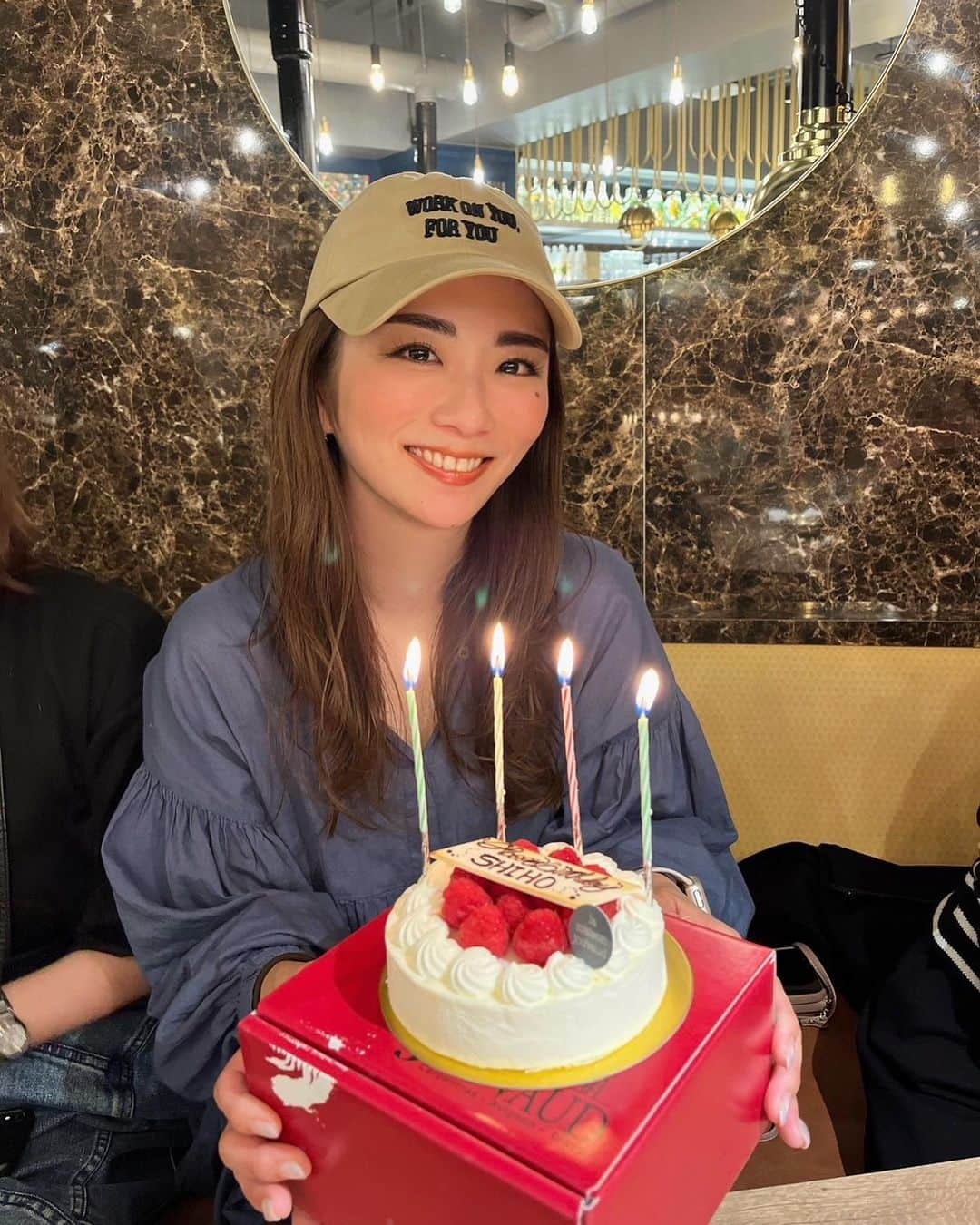 藤田志穂さんのインスタグラム写真 - (藤田志穂Instagram)「誕生日のお祝いディナーで私が食べたいとリクエストしたのは。。。 ・ 🐙タコ🐙 ・ もう、このリクエストは10年以上前からずっと言ってる気がする🤣 ・ なので ずっと気になっていたチュクミ&サンナクチが食べられる韓国料理屋さんに連れて行ってもらいました😍 ・ 他にもサムギョプサルや、カンジャンセウ（1人で一皿食べた😂）スンドゥブやら色々。。。 ・ 大人数だっから、色々と食べれて嬉しかった🩵 ・ そして 念願のチュクミも美味しかったし、〆のポックンパも最高🤤サンナクチは吸盤に舌を吸われて感動だったし🥺 ・ いつか このメンバーで韓国も行けたら良いな😆🙌 ・ そして 7人集まって5人がB型（1人AB型）というB型多過ぎて笑ったわ〜🤣👏 ・ 私に許された時間は3時間だったので、まるでシンデレラ気分で。。。👸 ・ もっと居たかったなぁ〜と後ろ髪を引かれながらも、それ位が丁度良いんだよね😂🫶 ・ 本当に、皆んな忙しいのに有り難うございました🙏✨ ・ #リクエストは #タコ #チュクミ #サンナクチ #韓国料理 #とにかく　 #イイダコ #好きなんです #イイダコ釣り行きたい #B型多すぎ 🤣 #ありがとうございました💙🩵🤍 #アートメイクしたてて #眉毛濃いけど😂」5月17日 10時12分 - shiho_fujita44