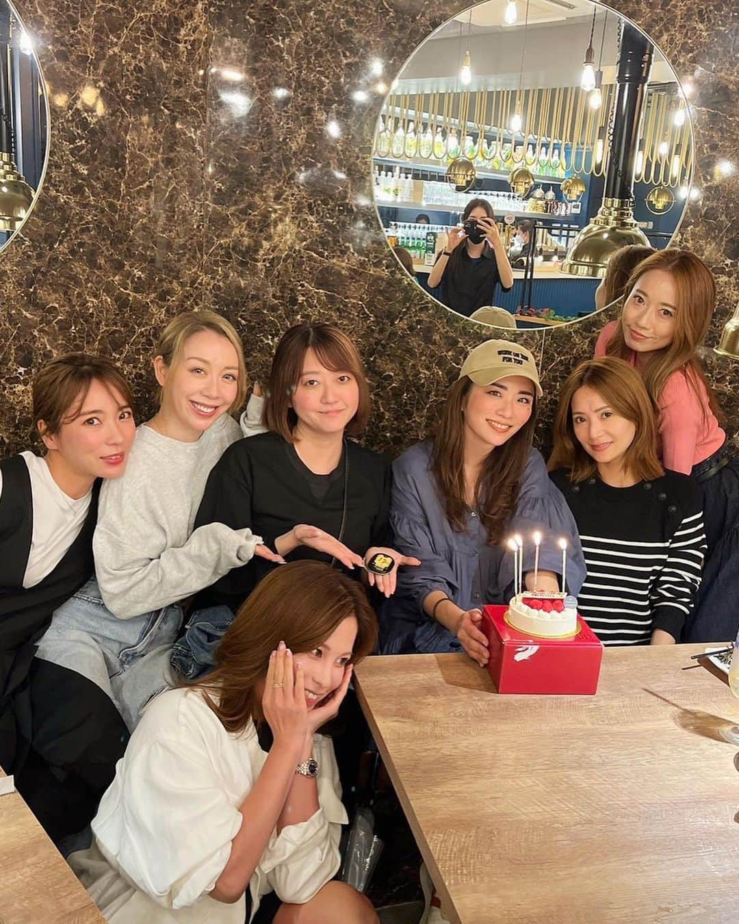 藤田志穂のインスタグラム：「誕生日のお祝いディナーで私が食べたいとリクエストしたのは。。。 ・ 🐙タコ🐙 ・ もう、このリクエストは10年以上前からずっと言ってる気がする🤣 ・ なので ずっと気になっていたチュクミ&サンナクチが食べられる韓国料理屋さんに連れて行ってもらいました😍 ・ 他にもサムギョプサルや、カンジャンセウ（1人で一皿食べた😂）スンドゥブやら色々。。。 ・ 大人数だっから、色々と食べれて嬉しかった🩵 ・ そして 念願のチュクミも美味しかったし、〆のポックンパも最高🤤サンナクチは吸盤に舌を吸われて感動だったし🥺 ・ いつか このメンバーで韓国も行けたら良いな😆🙌 ・ そして 7人集まって5人がB型（1人AB型）というB型多過ぎて笑ったわ〜🤣👏 ・ 私に許された時間は3時間だったので、まるでシンデレラ気分で。。。👸 ・ もっと居たかったなぁ〜と後ろ髪を引かれながらも、それ位が丁度良いんだよね😂🫶 ・ 本当に、皆んな忙しいのに有り難うございました🙏✨ ・ #リクエストは #タコ #チュクミ #サンナクチ #韓国料理 #とにかく　 #イイダコ #好きなんです #イイダコ釣り行きたい #B型多すぎ 🤣 #ありがとうございました💙🩵🤍 #アートメイクしたてて #眉毛濃いけど😂」