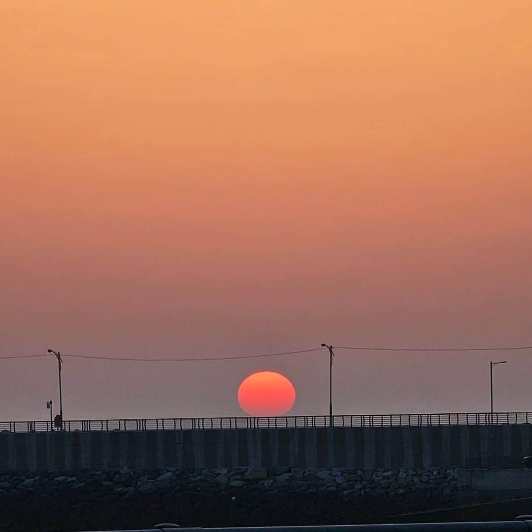 カン・ソグのインスタグラム：「어제 'mbn 종점여행' 촬영중  태안 모항항에서 만난 sunset. 그보다 1시간 전 천리포 해변에서 본 광경..그리고 지난 주말 Leeum. #강석우의 종점여행」