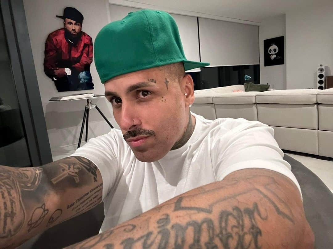 NICKY JAMさんのインスタグラム写真 - (NICKY JAMInstagram)「@feid  me hice esta vaina para parecerme ati y me parezco un tío 😂😂😂😂 #69」5月17日 10時23分 - nickyjam