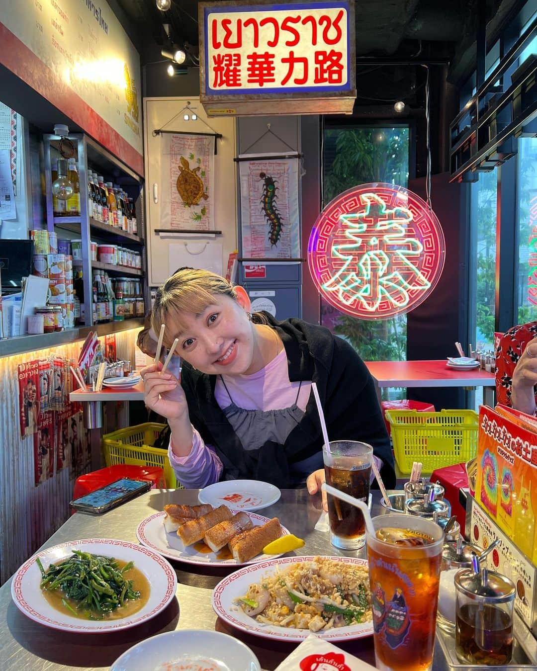 トリイクニコのインスタグラム：「下北沢ランチ🇹🇭  キョーコおすすめのタイ料理 美味しゅうございました🙏🏻  向かいの小籠包より断然タイ。  #ミカン下北 #下北沢ランチ #カオカオカオ #タイ屋台999」
