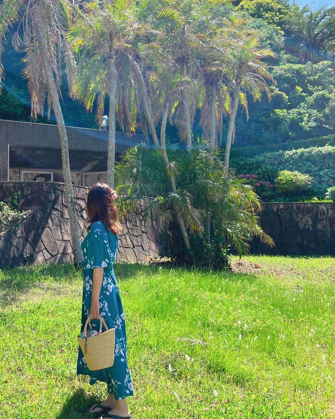 のインスタグラム：「おはようございます🌴  L e o n a 〰︎ シェルフラワーワンピース♡ 春夏にぴったりな 楊柳素材です。涼しくて着心地良いので 個人的に好きな生地です♡  ウエストマークのリボン、ゆったりとしたスカート♡ 背中編み上げ、二の腕もキツく無い袖♡  🧺　#leoa_surf  #leona_surf #pinkmafia #pinkmafiasmd #izu #shimoda」