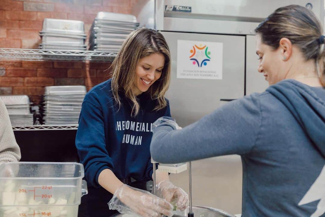 ケイラ・ユーウェルのインスタグラム：「Sometimes just doing something is the first step.  Today I volunteered with @thisisabouthumanity preparing meals with the relief kitchen opened in partnership with @fundaciontijuanasinhambre & @icfdn They are providing 3,000 meals each day to children & families at the border.  To learn more & donate please follow @thisisabouthumanity @immdef_lawcenter @yeswecanwf  #ThisisAboutHumanity #RestoreAsylum」