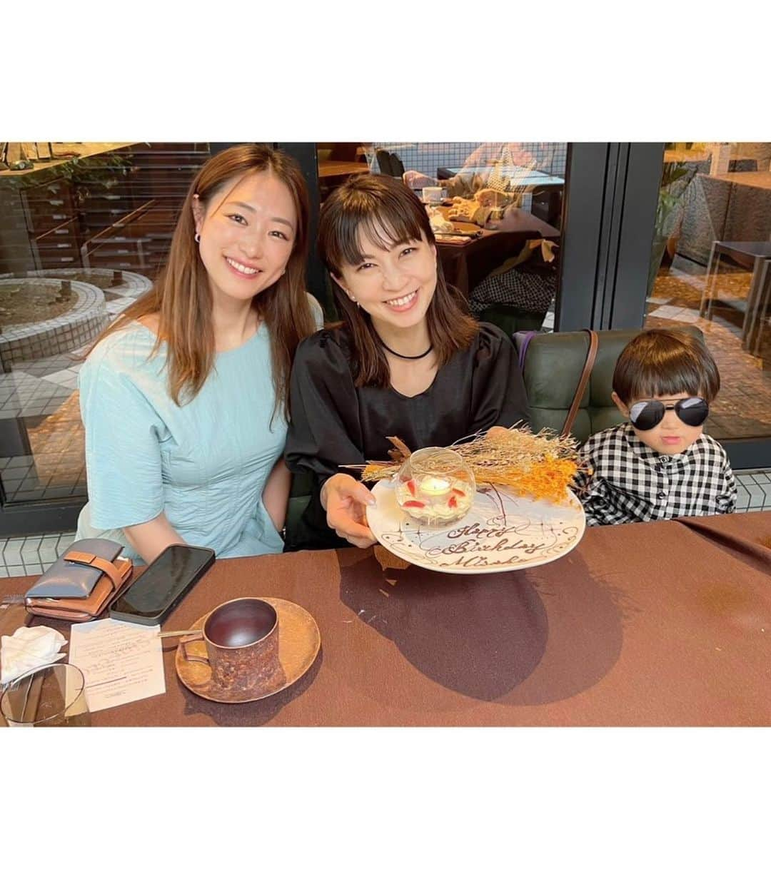 安田美沙子さんのインスタグラム写真 - (安田美沙子Instagram)「いつかの親友とのランチ✨  着るだけで勝手にチョーカーしてるみたいなワンピースで行きました！  大好きなお店に何年振りかにお邪魔しました✨  怪獣付きで🦕  美味しくてかわいいお食事と🤍  つもりつもった話を関西弁でして。。。  やっぱり関西弁で喋りまくると、本音で話してる感じがする。  いつ会っても変わらへんな！！  ありがとう、友よ🤍  @saya1121  @shinsuke.ishii  #thanks  #friend #lunch #onepeace @drwcys_official」5月17日 10時36分 - yasuda_misako