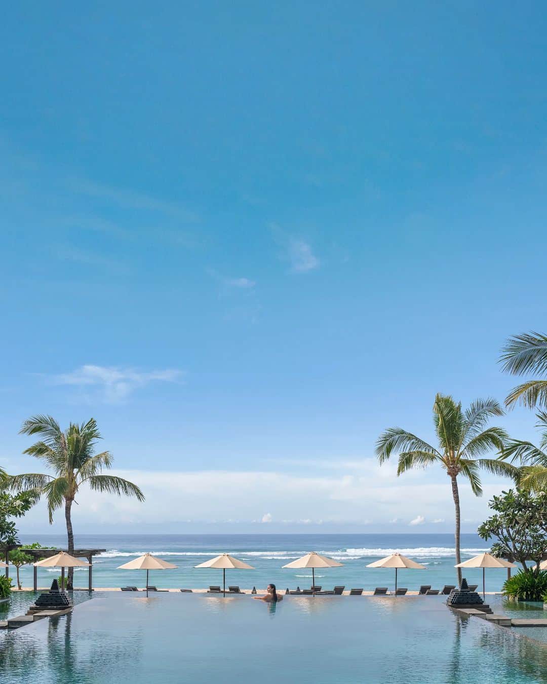 リッツ・カールトンのインスタグラム：「Drift away at the edge of endless waves at The Ritz-Carlton, #Bali.」