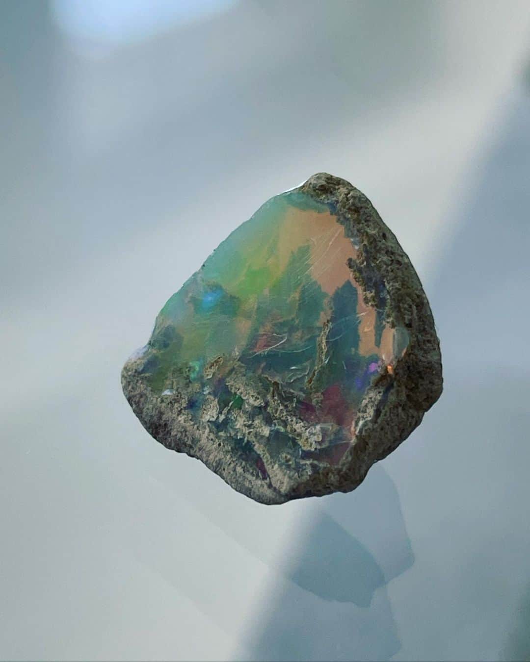 白木夏子さんのインスタグラム写真 - (白木夏子Instagram)「オパールの原石。これもパキスタンで買い付け。フンザ渓谷で採掘されたもの。 見る角度によって表情が異なるplay of colour（遊色効果）が実に魅力的でずっと眺めていたい🥺 このオパールはカットするよりも原石のままのほうが魅力がある気がする  #opal #オパール #原石 #playofcolor」5月17日 11時06分 - natsukoshiraki