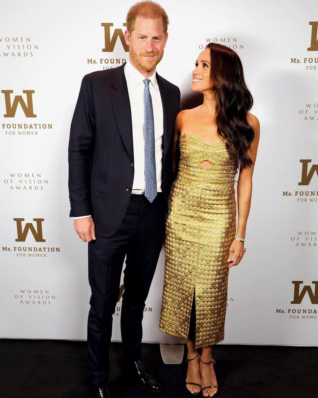 WHO WHAT WEARさんのインスタグラム写真 - (WHO WHAT WEARInstagram)「Golden girl. ✨ At the Ms. Foundation Women of Vision Awards in NYC this evening, Meghan Markle was glowing in a gold @johannaortizofficial midi dress and @tomford heels.  photo: getty images」5月17日 10時59分 - whowhatwear