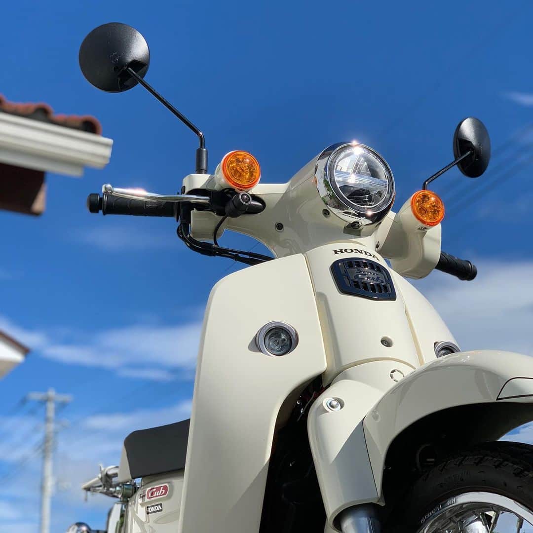 Honda 本田技研工業(株)さんのインスタグラム写真 - (Honda 本田技研工業(株)Instagram)「爽やかな青空を背にした、ツーリングに出かけたくなる一枚ですね😀 . Photo by @shiro_cub . #MeandHonda #Honda #バイク #bike #HondaBike #スーパーカブ #SuperCub #スーパーカブ110 #写真 #photo #ファインダー越しの私の世界 . 本アカウントでは、「 #MeandHonda 」をつけてInstagramに投稿された皆さんの写真を紹介させていただきます。 Honda製品を取り入れた作品はもちろん、製品が写っていない作品も大歓迎です！ . 思い出の写真や自宅付近で撮影された写真など、たくさんのご投稿をお待ちしています。」5月17日 11時00分 - hondajp